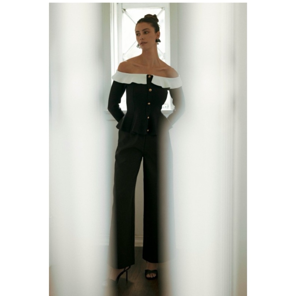 740 • Lux Black Viscose Blend Knit Peplum Top Gold Buttons White Flounce Collar - Picture 6 of 16